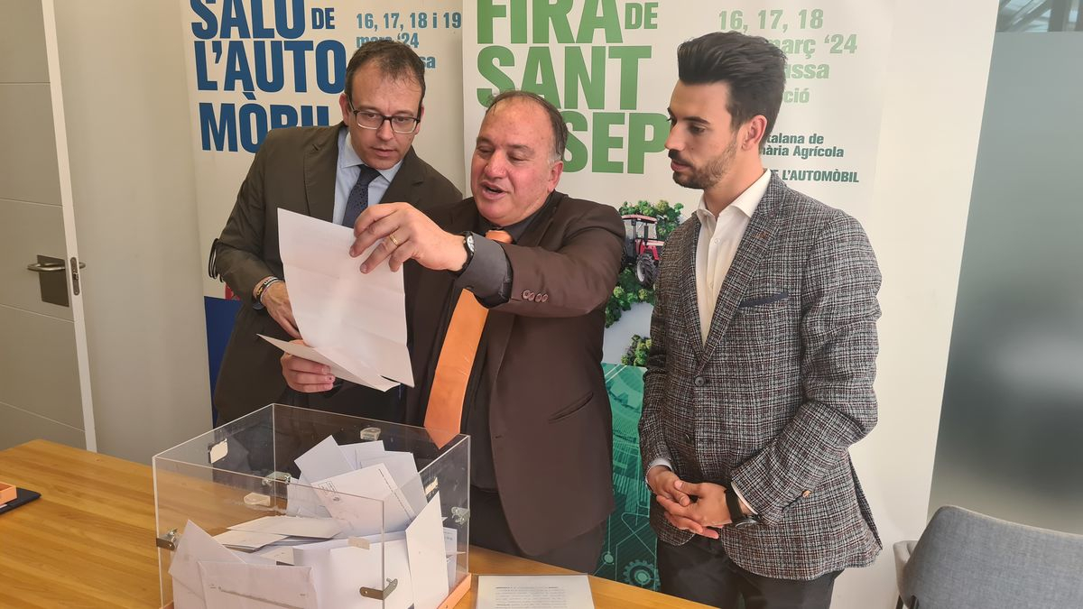 El sorteig davant de notari dels 6.000 euros dut a terme ahir. - J.GÓMEZ