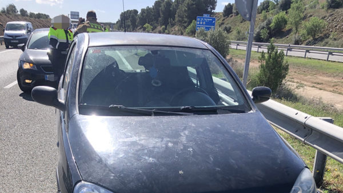 Imatge del cotxe que conduïa la infractora (esq.) i com va quedar el vehicle contra el qual va impactar (d.). - BOMBERS BORGES