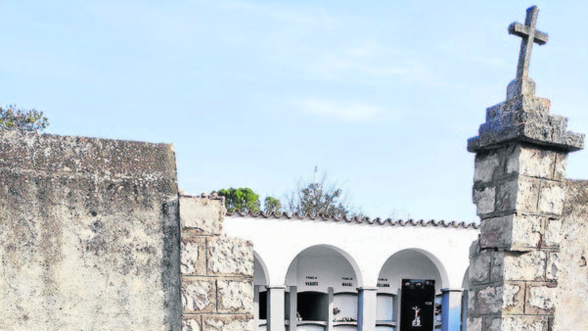 Los ladrones arrancaron la puerta del cementerio de Gàver. - X. S.