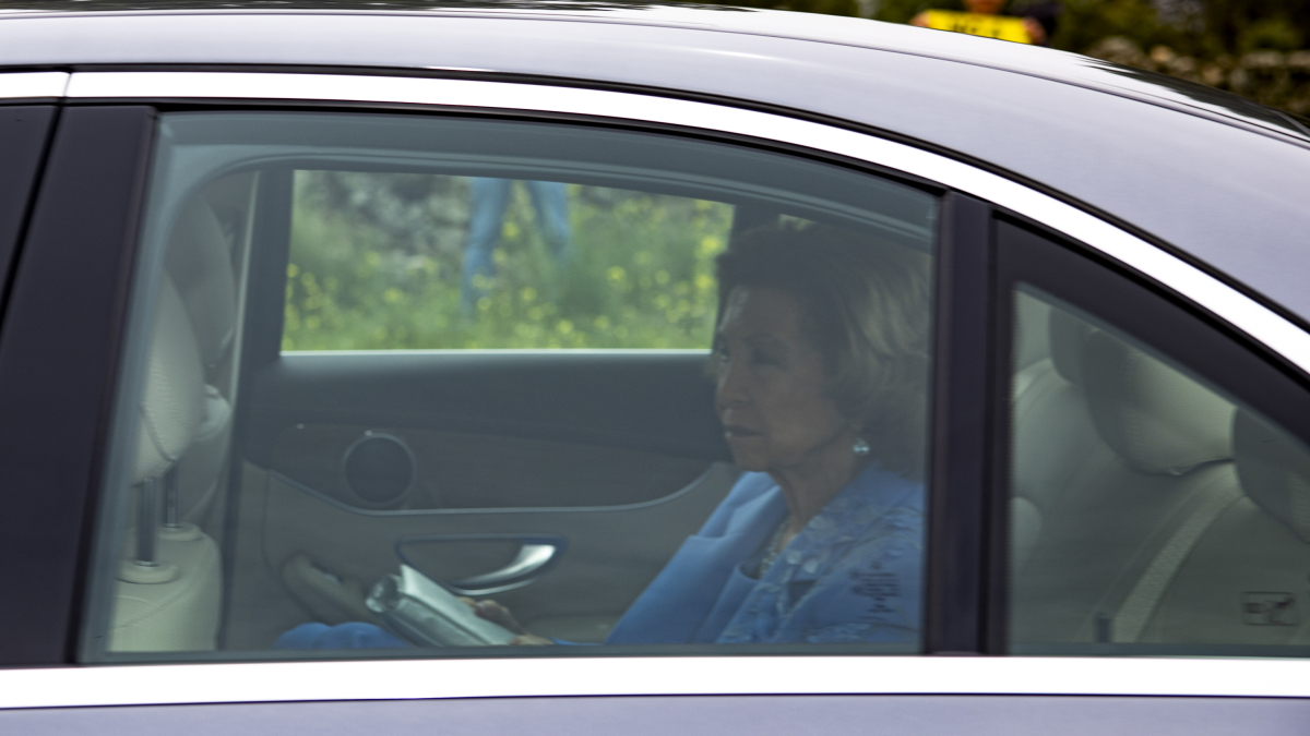 La reina emèrita Sofia, a l'arribar al dinar del casament de l’alcalde de Madrid, José Luis Martínez-Almeia, i Teresa Urquijo, aquest dissabte.