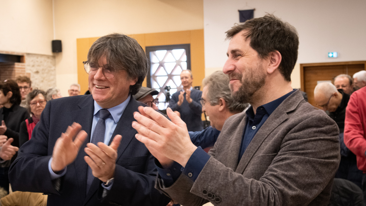 Carles Puigdemont i Toni Comín durant la constitució de l’Assemblea Territorial del Consell de la República, el 2 de març de 2024, a Latour-Bas-Elne (França).