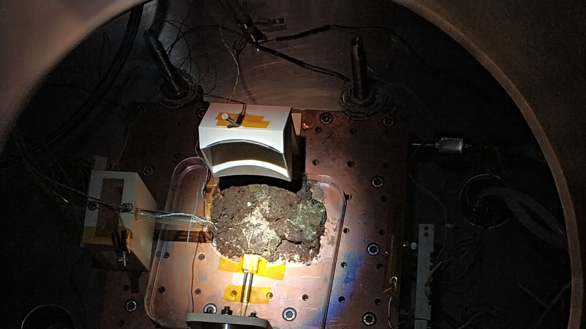 Interior de la cambra MARTE en el qual es troba el tapet de cianobacteris sota el cicle diürn Marcià i en el qual es controla la humitat relativa i la hidratació de la mostra mantenint constants les condicions de pressió i temperatura.