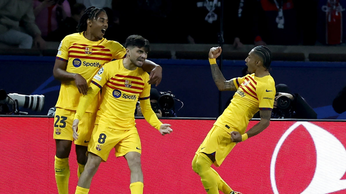 Koundé, Pedri y Raphinha celebran uno de los goles ante el PSG. - EFE
