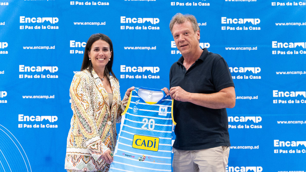 Pere Porta, amb la cònsol major d’Encamp, Laura Mas, en la presentació de la nova samarreta. - SEDIS BÀSQUET