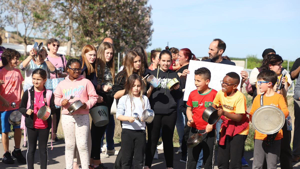 Algunes de les famílies que van participar en la cassolada contra la torre de comunicacions a Aitona. - MAGDALENA ALTISENT