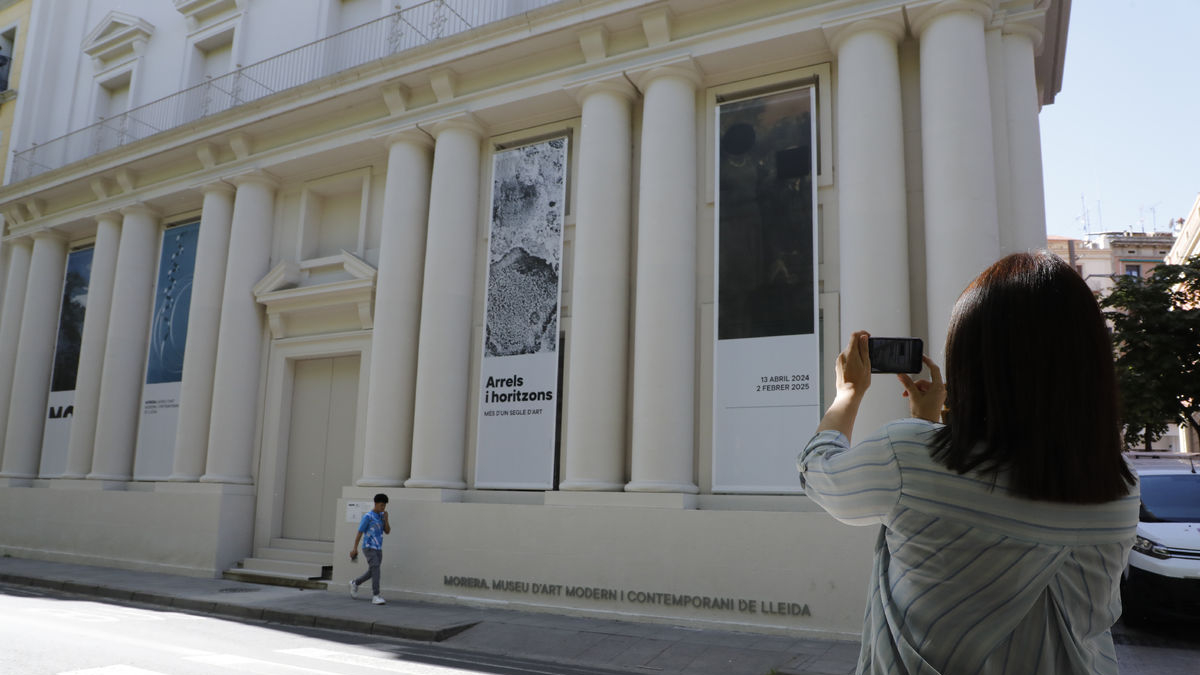 El Morera acaba d’estrenar les noves lletres a la façana i ja és un pol d’atracció a la rambla. - AMADO FORROLLA