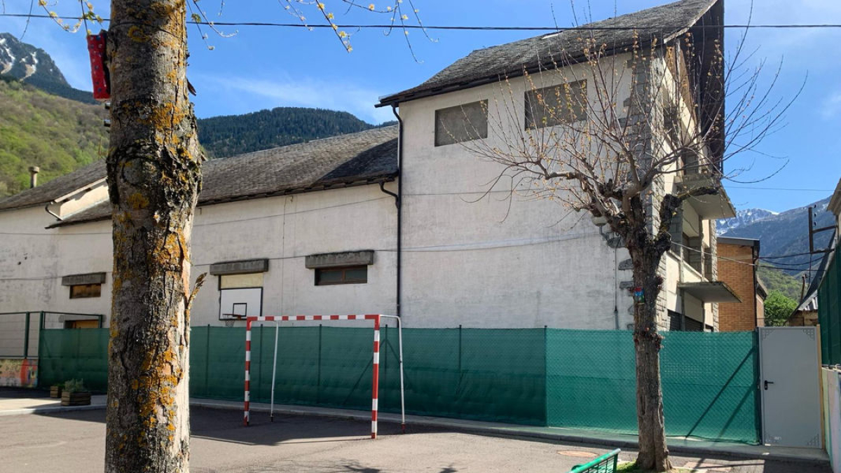 Valla alrededor del edificio del antiguo cine para evitar daños en caso de desprendimientos. - AJUNTAMENT DE BOSSÒST