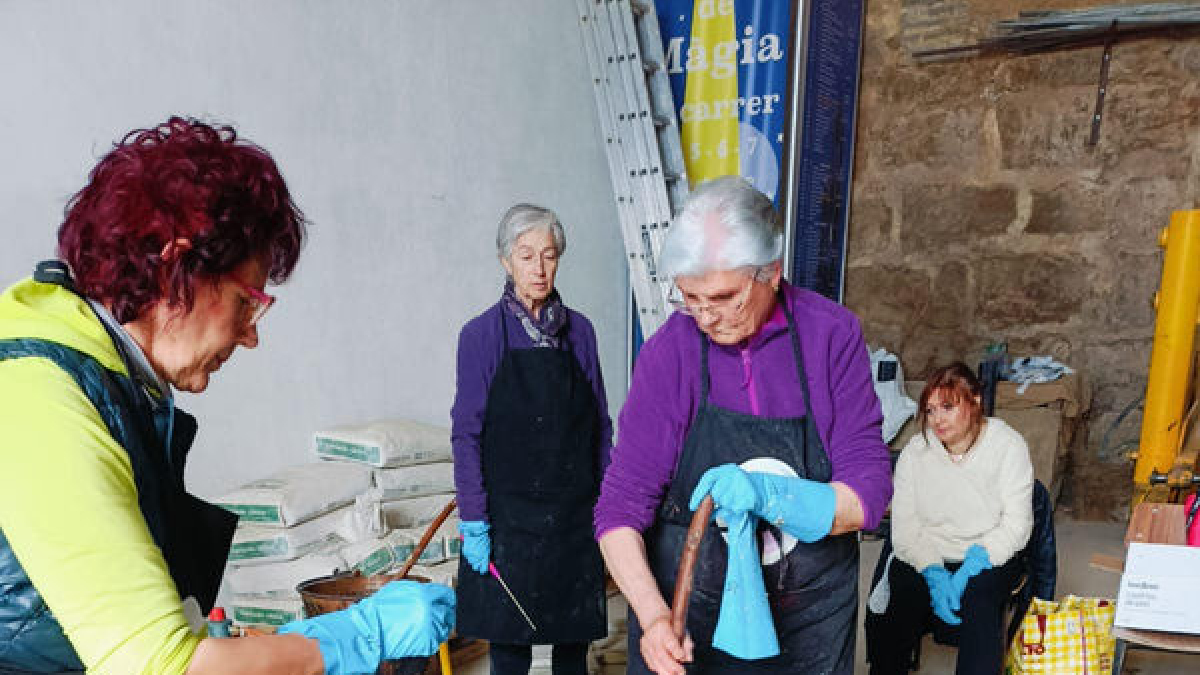 Algunas de las profesionales elaborando jabón en caldera. - AJUNTAMENT DE MONTGAI