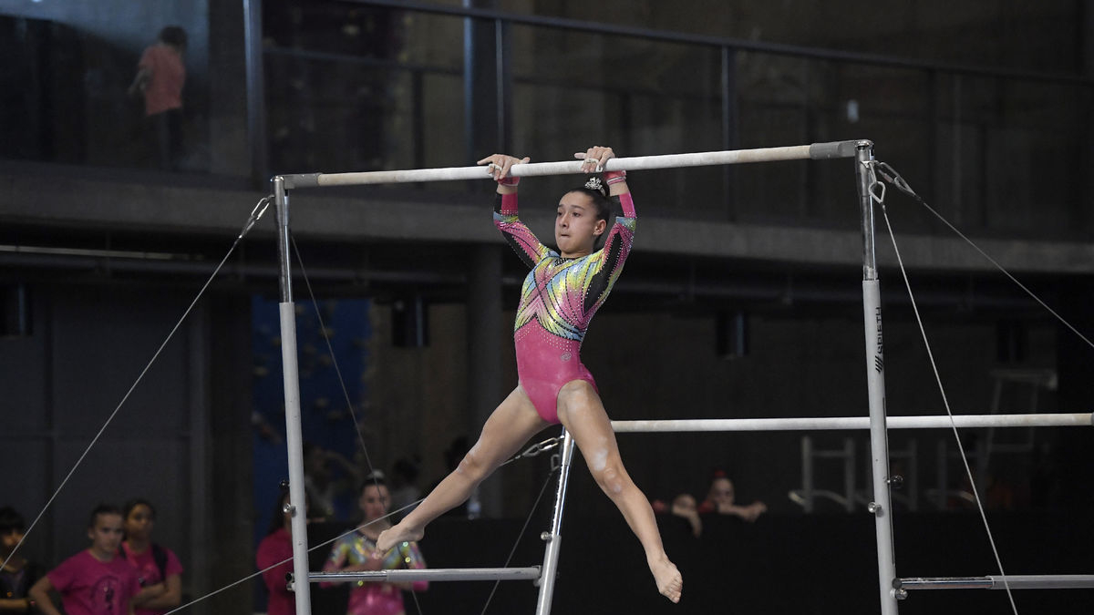 Una gimnasta realizando su ejercicio en las asimétricas. - SANTI IGLESIAS