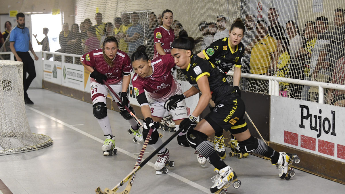 Gimena Gómez lluita per una bola en una acció del partit d’ahir. - SANTI IGLESIAS