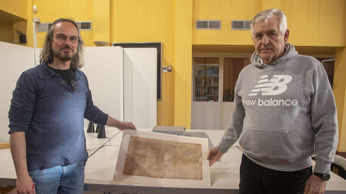 Entrega del documento por parte del alcalde, Josep Maria Mor, al director del archivo, Carles Quevedo. - LAIA PEDRÓS