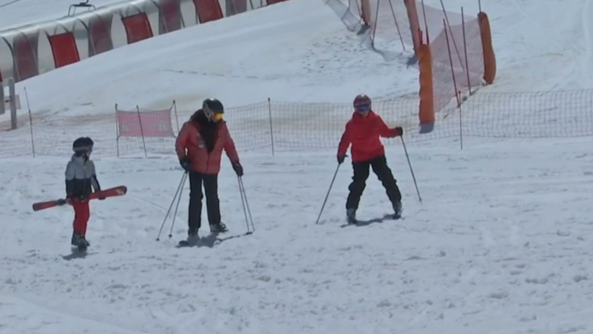 Esquiadors fent les últimes baixades de la temporada. - TV3