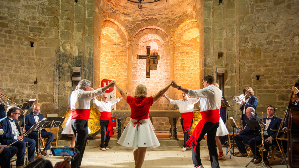 Ponts commemora el mil·lenari de Sant Pere a ritme de sardanes - AGUSTÍ CUCURULLS