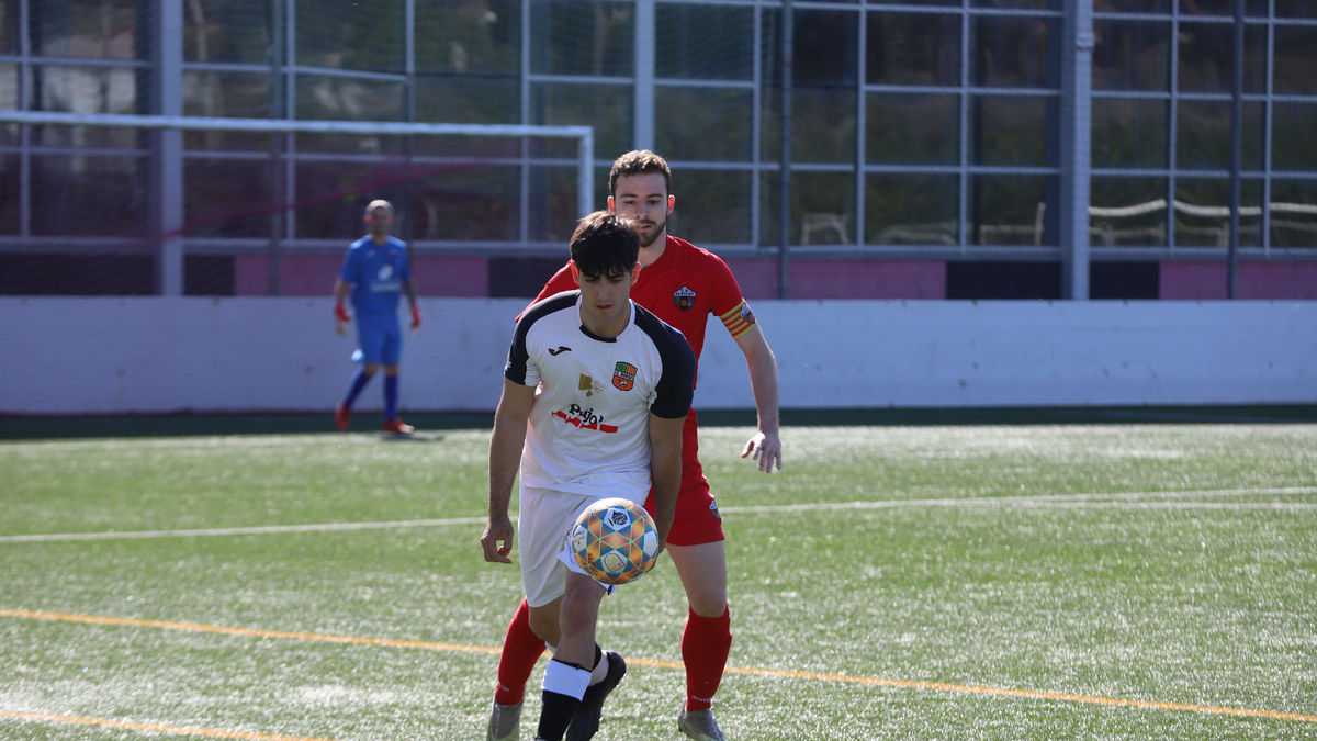 Un jugador del Borges B trata de jugar el balón ante la presión del rival - MAGDALENA ALTISENT