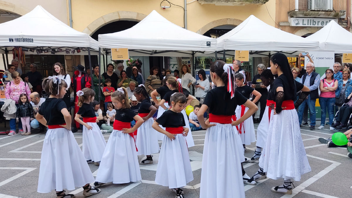 L’exhibició de balls tradicionals per part de l’Esbart Albada va fer les delícies del públic. - AJUNTAMENT DE TÀRREGA