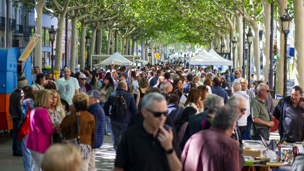 La rambla Ferran, ahir de gom a gom durant l’edició especial del Mercat de la Rambla. - GERARD HOYAS