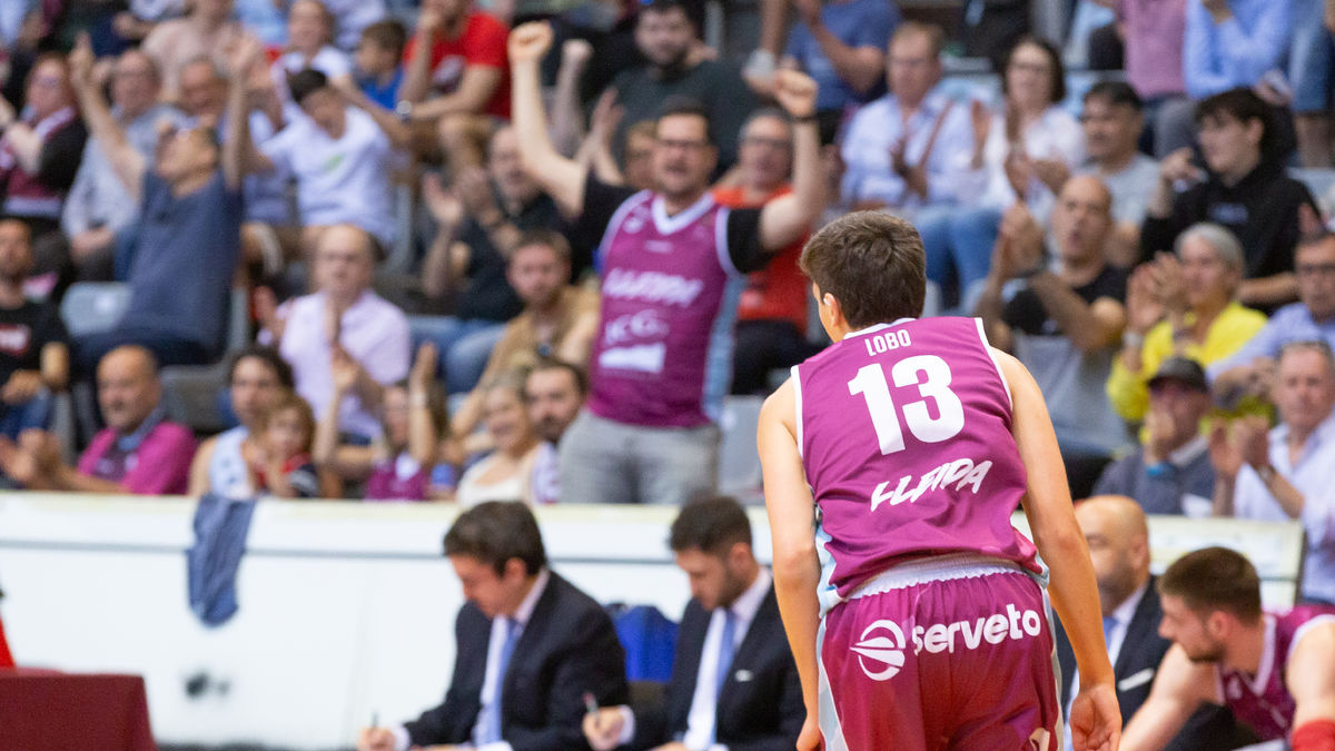 Lobo celebra una de les seues cistelles davant l’èxtasi dels aficionats. - JAVI ENJUANES
