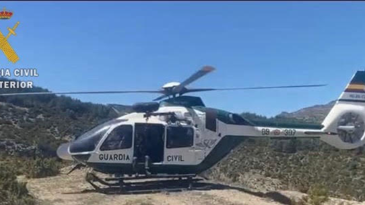 Un helicóptero de la Guardia Civil en un rescate en el Pirineo oscense.