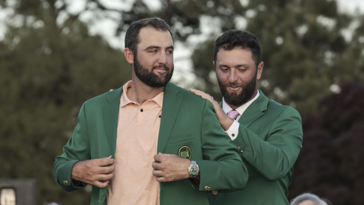 L’espanyol Jon Rahm col·loca la jaqueta verda a Scheffler. - EFE/ JOHN G MABANGLO