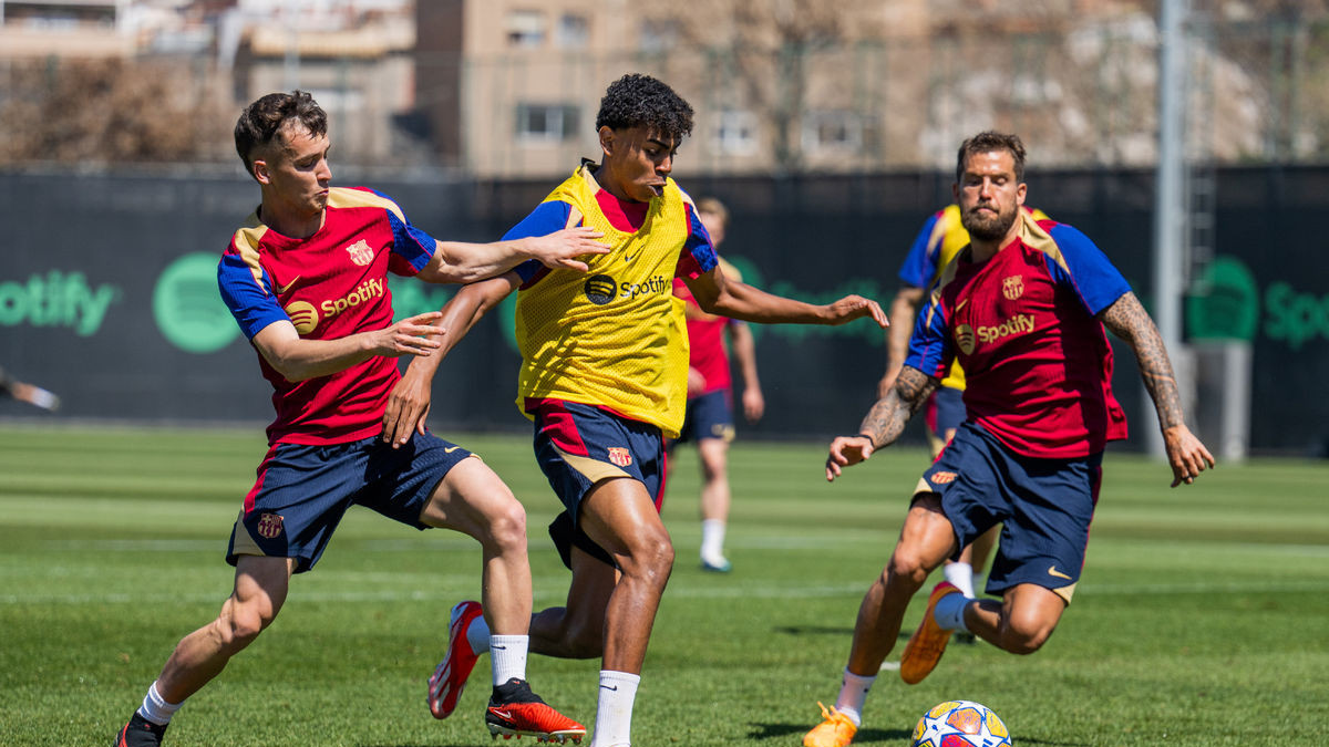 Lamine Yamal conduce el balón ayer durante el entrenamiento. - FC BARCELONA