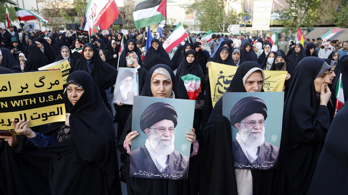 Los iraníes participan en una celebración tras el ataque de Irán a Israel, en la plaza Palestina, en Teherán. - EFE/EPA/ABEDIN TAHERKENAREH