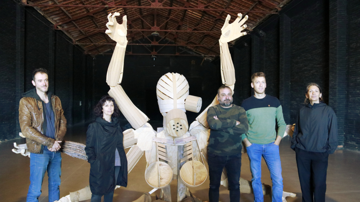 Representants de FiraTàrrega i de l'Escola d'Art Ondara a Cal Trepat de Tàrrega.