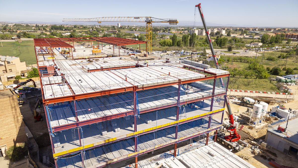 Vista de les obres del nou edifici de consultes externes des de la coberta de l’Arnau, a l’esquerra, i des de l’avinguda de Pinyana. - JORDI ECHEVARRIA