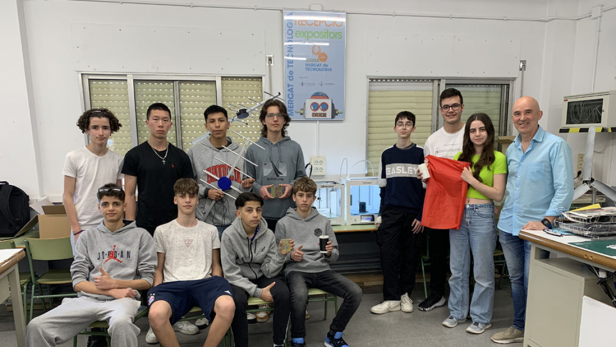 Els onze participants amb el professor de tecnologia del Guindàvols Pere Picoy. - MARC CARBONELL