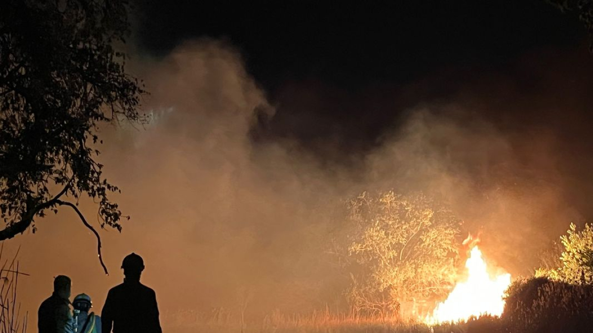 Els bombers, a l’incendi dilluns a la nit. - J. GÓMEZ