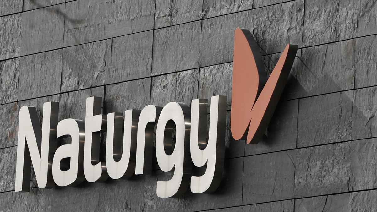 Logotip del grup energètic Naturgy a la façana de la seu de l'empresa a Madrid