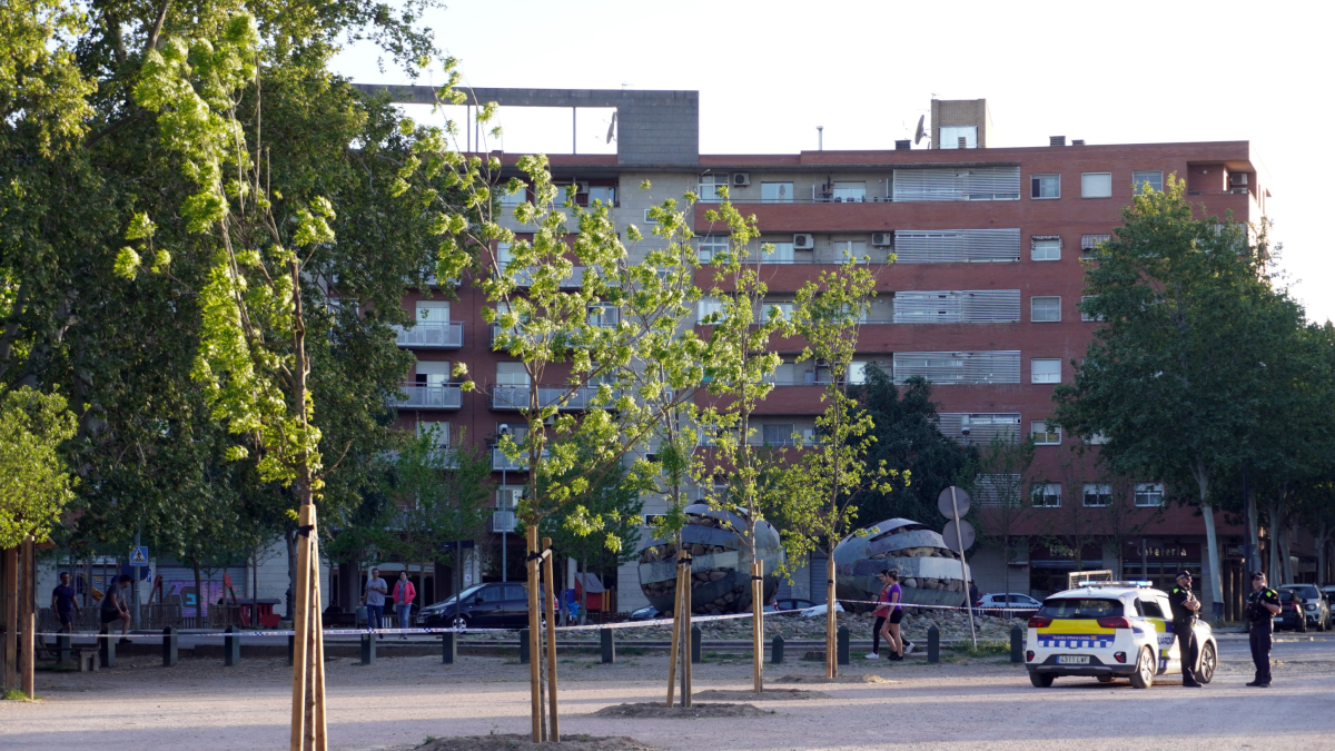 Un accés al Parc de la Mitjana de Lleida, tancat per l'incendi.