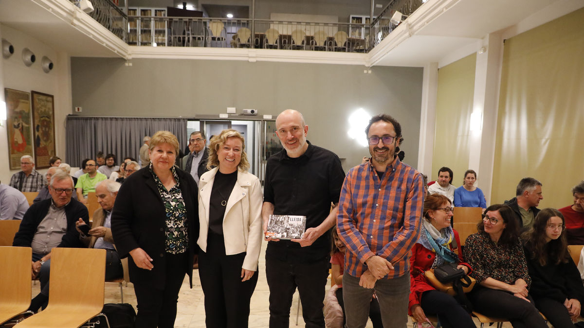 Pau Plana, junto a la concejala de Cultura, Pilar Bosch, presentó ayer el libro ‘Lleida: Festes i Tradicions’. - AMADO FORROLLA