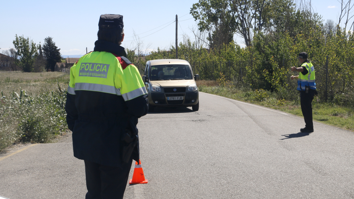 Un control policial conjunto de Mossos d'Esquadra y Guardia Urbana.