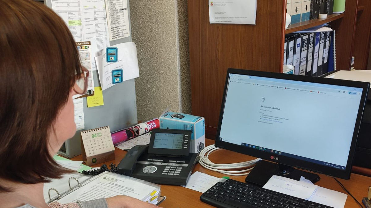 Una usuaria de internet, sin servicio este miércoles.