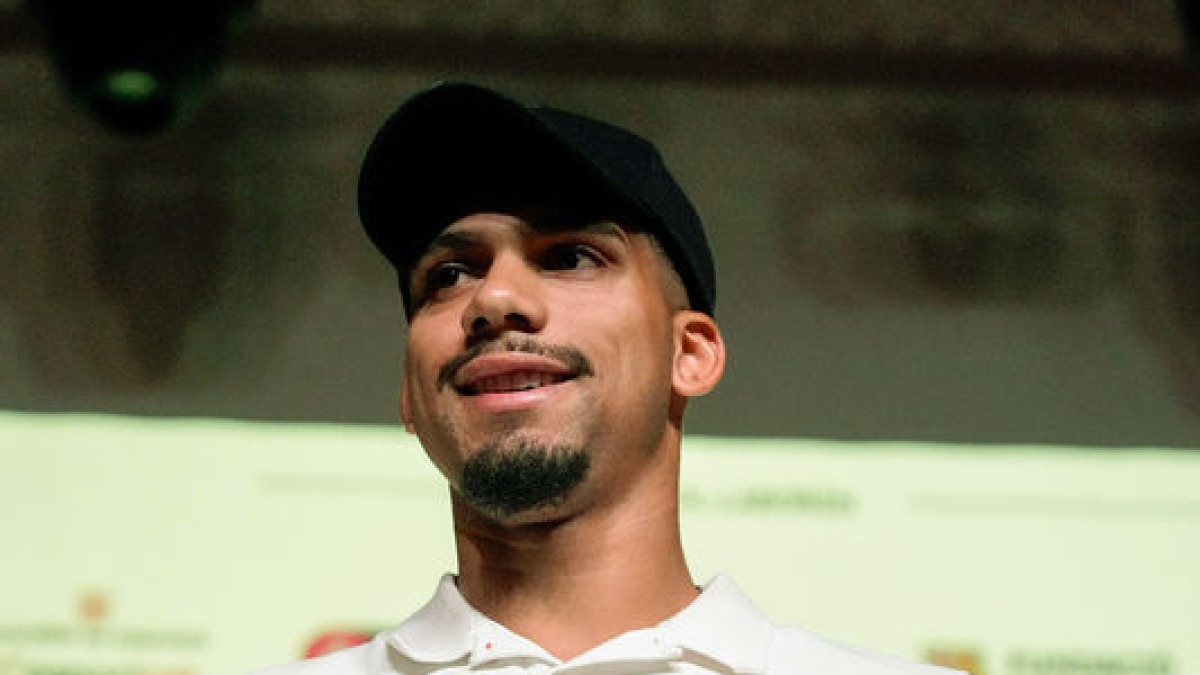 Ronald Araujo, ayer en la presentación de ‘Relatos Solidarios’. - EFE/ENRIC FONTCUBERTA
