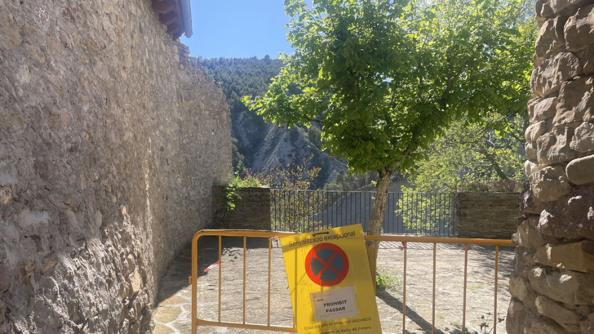 L’ajuntament ha tallat l’accés a una plaça per precaució. - AJUNTAMENT DE SALÀS