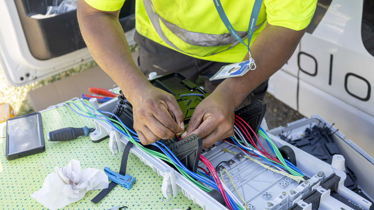 Los trabajos para reparar los cables de fibra óptica dañados. - JORDI ECHEVARRÍA