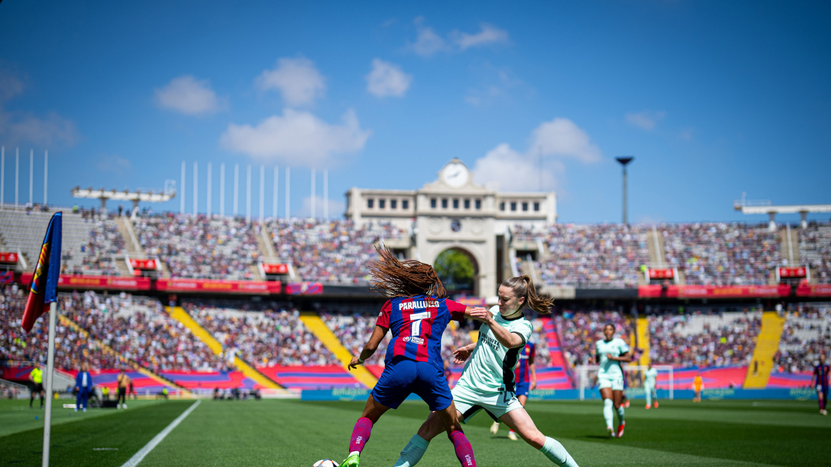 La jugadora blaugrana Salma Paralluelo en una acció del partit entre el Barça Femení i el Chelsea a Montjuïc, en l’anada de les semifinals de la Lliga de Campions femenina
