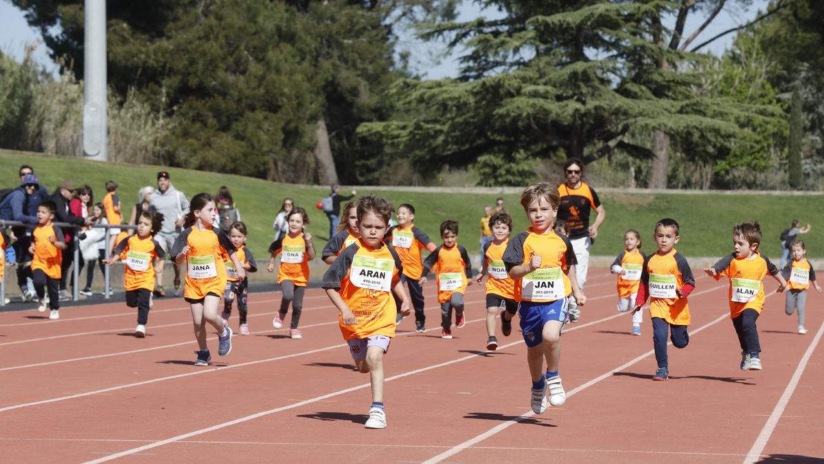Els petits atletes durant una de les proves no competitives a les Basses. - AMADO FORROLLA