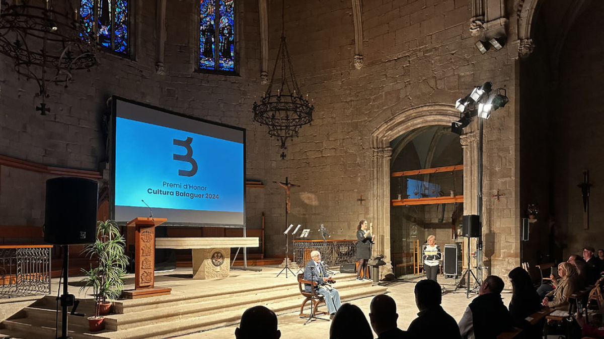 El escritor leridano Josep Vallverdú recibió ayer el Premi d’Honor en la Nit de la Cultura de Balaguer. - AYUNTAMIENTO DE BALAGUER