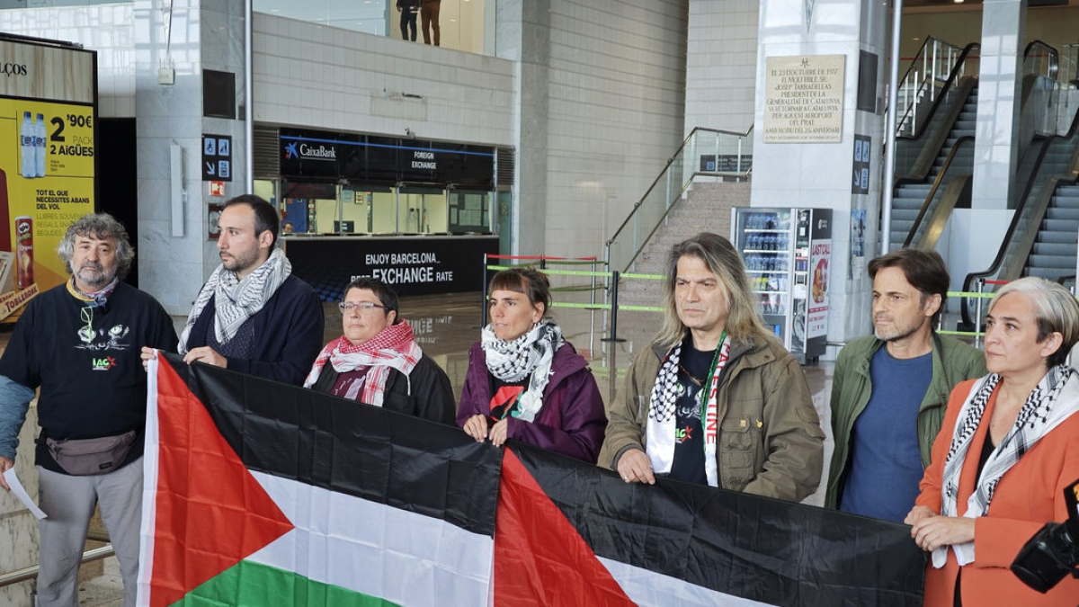 Koki Gassiot (a la izquierda) junto a otros de los integrantes de la flotilla que viajará a Gaza.
