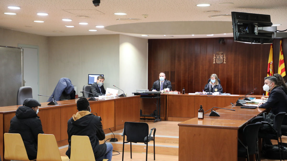 El condenado (a la izquierda), en el juicio que se celebró en marzo de 2022 en la Audiencia de Lleida. - SEGRE