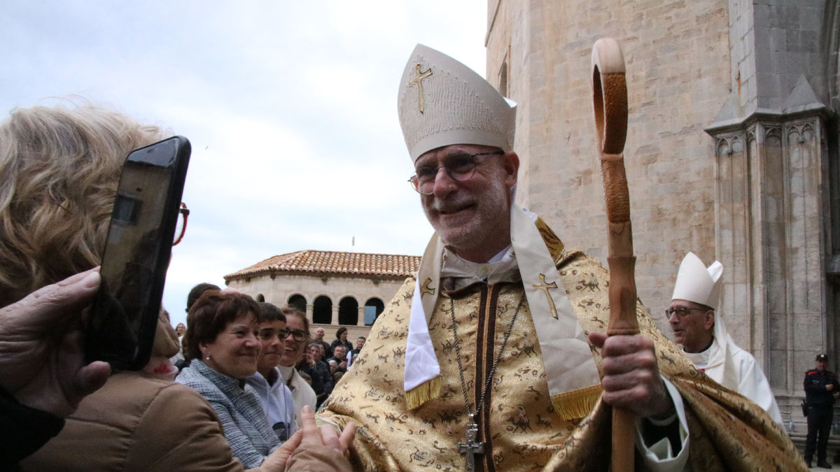 El obispo de Girona, saludando a los fieles tras la ceremonia. - ARIADNA RECHE/ACN