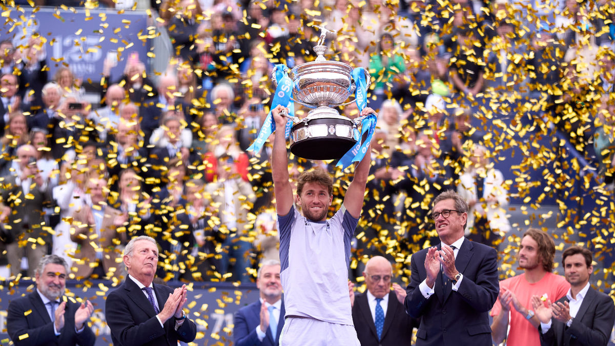 Casper Ruud aixeca el trofeu de campió del Godó. - BARCELONA OPEN BANC SABADELL