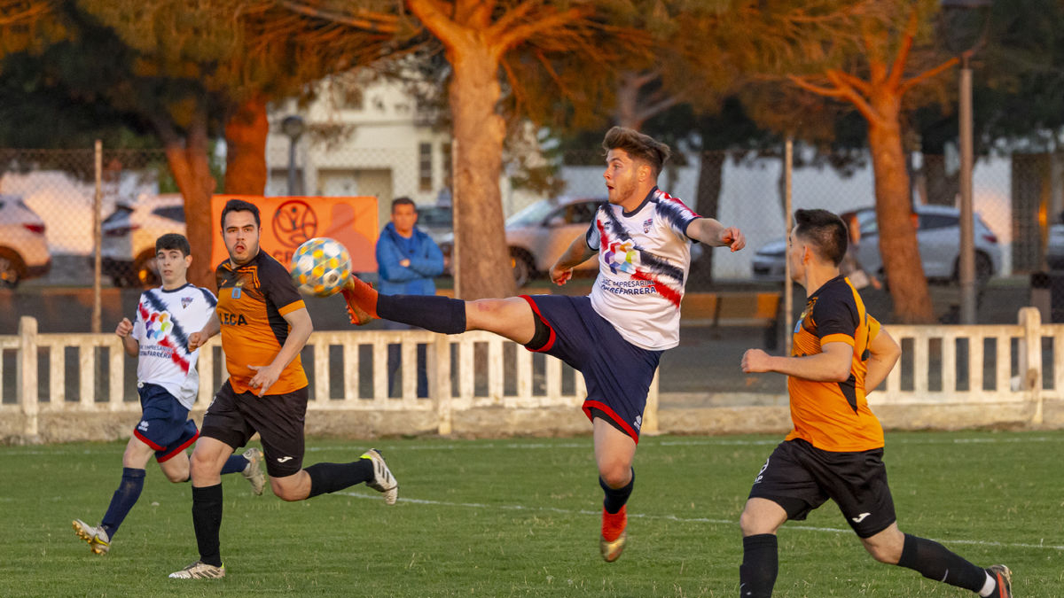 Una acción del partido disputado entre el Gimenells y el Torrefarrera. - JORDI ECHEVARRIA
