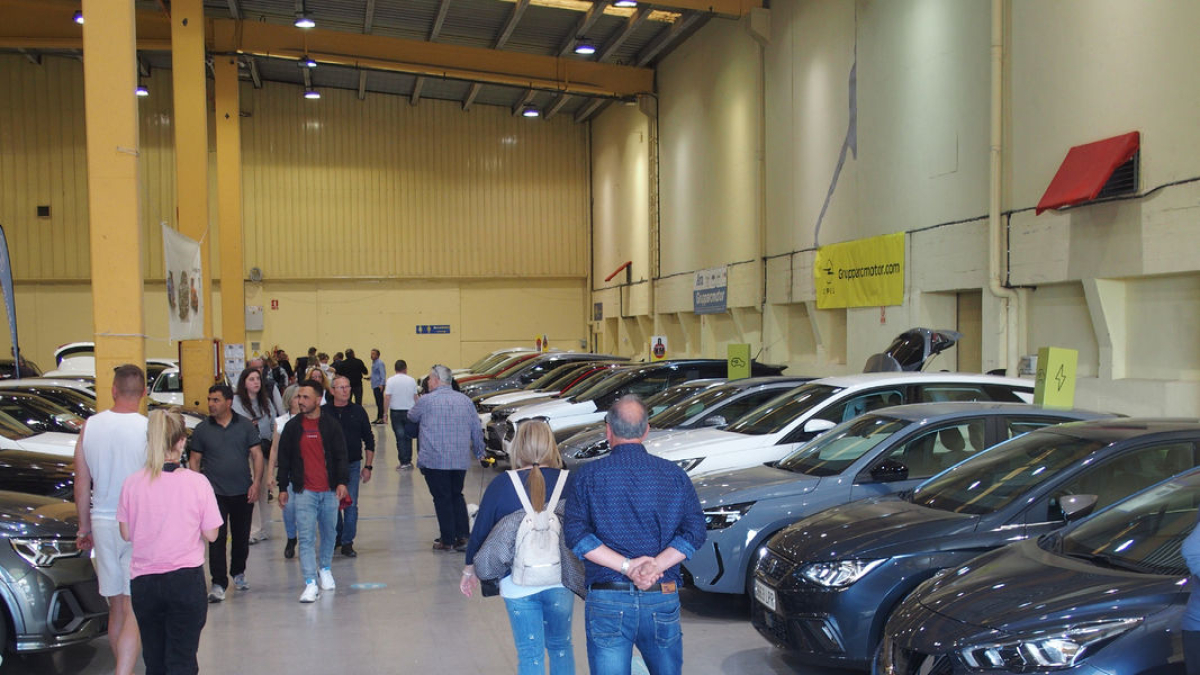 Visitantes buscaron coches de ocasión en la feria. - FIRA DE MOLLERUSSA