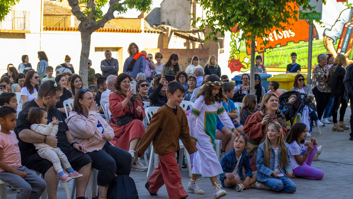 Desfile infantil con ‘modelos’ medievales, ayer en la Festa de Sant Jordi i el Drac de Puigverd de Lleida. - GERARD HOYAS