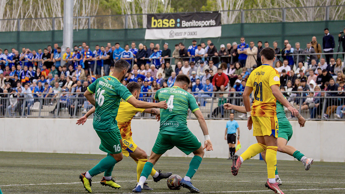 Agüero trata de rematar entre un mar de piernas de los jugadores locales. - JORDI ECHEVARRIA