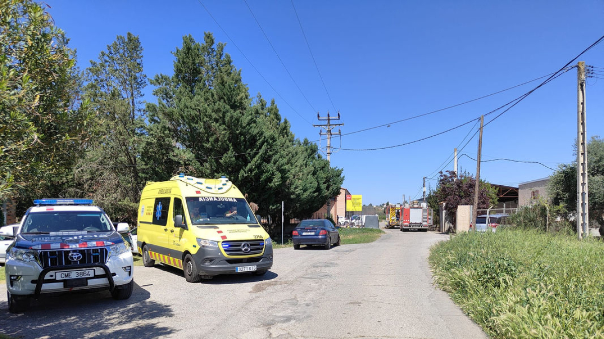 Efectius d’emergències ahir van acudir al Centre Educatiu El Segre a la partida de Rufea. - JOAN MARTÍ