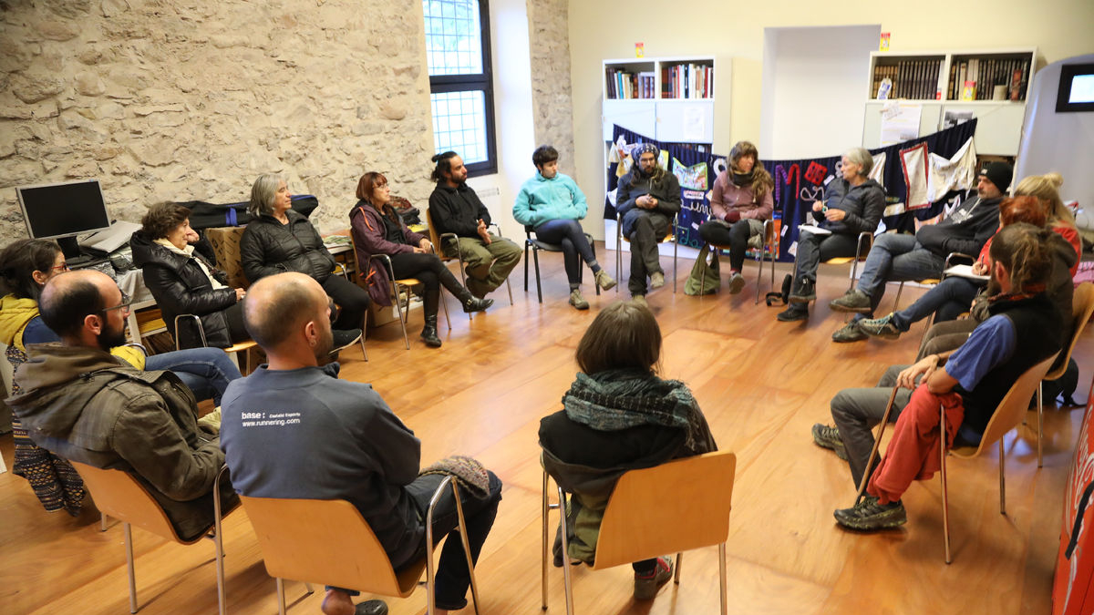 Un momento de la charla ayer en el local social Magatzem de la Sal. - EDGAR ALDANA